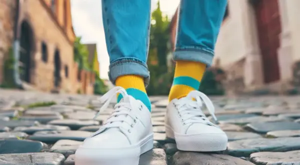 Jak dobrać skarpetki do sneakersów? Stylowe porady i triki