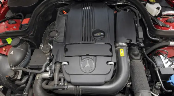 Mercedes W204 - jakie silniki benzynowe oferują najlepsze osiągi?