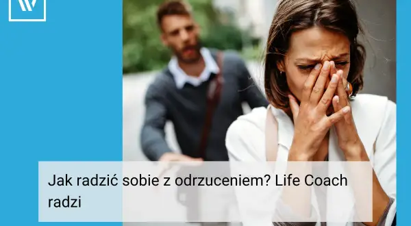 Kobieta płacze, zakrywając twarz dłońmi. W tle mężczyzna odchodzi. Jak poradzić sobie z odrzuceniem? Life Coach radzi.