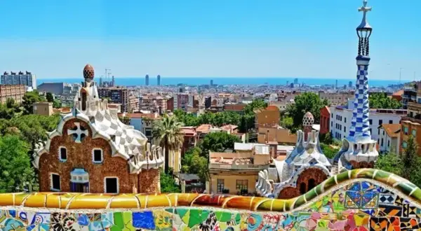 Vista panorámica de Barcelona desde el Park Güell. Arquitectura de Gaudí y el mar Mediterráneo. ¡Imprescindible que ver Barcelona!