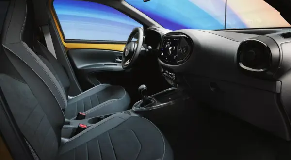 Wnętrze samochodu z nowoczesnym ekranem i wygodnymi fotelami. Czy to już era keyless go co to znaczy?