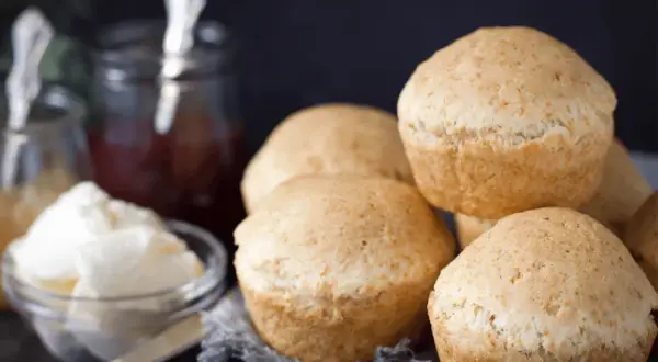 Glutenfria scones med fiberhusk, redo att avnjutas med sylt och grädde.
