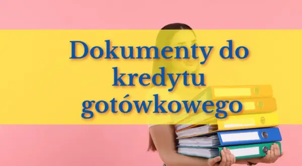 Kobieta trzyma stos segregatorów, symbolizujących dokumenty do kredytu gotówkowego.