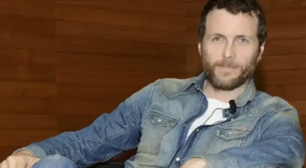 Jovanotti, con la sua camicia di jeans, sembra pronto a cantare "Mi fido di te".