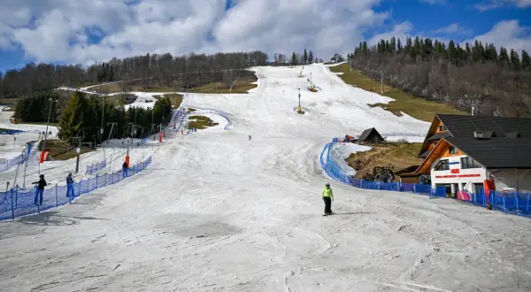 Ostatnie dni sezonu narciarskiego w Polsce. Na stoku widać nielicznych narciarzy i snowboardzistów, a także wyciągi krzesełkowe.