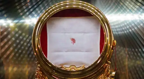 Największy cud eucharystyczny: plamka krwi na białej tkaninie w złotej monstrancji.