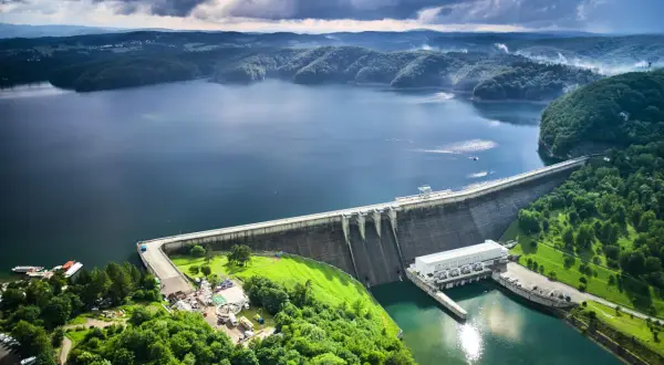 Zapora wodna i elektrownia, pokazujące, jak działa elektrownia wodna. Woda spływa z górnego zbiornika, napędzając turbiny.