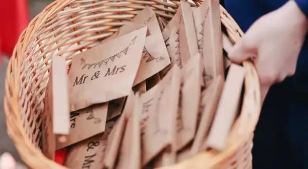 Ein Korb voller "Mr & Mrs"-Tütchen, vielleicht für die Gäste zur Feier des ersten Hochzeitstages, wie nennt man den ersten hochzeitstag?