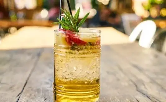 Najlepsze drinki z orzechówką, które zachwycą Twoje podniebienie
