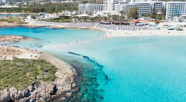 Piękne plaże i hotele na Cyprze. Sprawdź aktualne ceny i zaplanuj wymarzone wakacje!