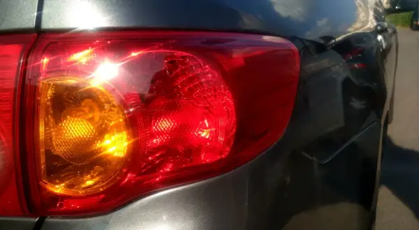 Tylna lampa Toyoty Yaris 2, gotowa do wymiany żarówki.