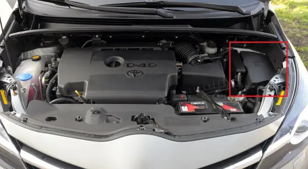 Gdzie są bezpieczniki w Toyota Yaris II? Oto co musisz wiedzieć