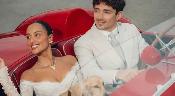 Charles Leclerc y su novia, radiantes en un coche rojo, celebran su amor con un tierno golden retriever.