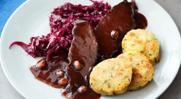 Original Sauerbraten vom Pferd mit Rotkohl und Klößen.
