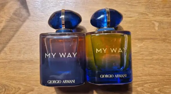 Dwa flakony perfum Giorgio Armani My Way 100ml, jeden z płynem w odcieniach niebieskiego i fioletu, drugi z płynem w odcieniach żółci i pomarańczy.
