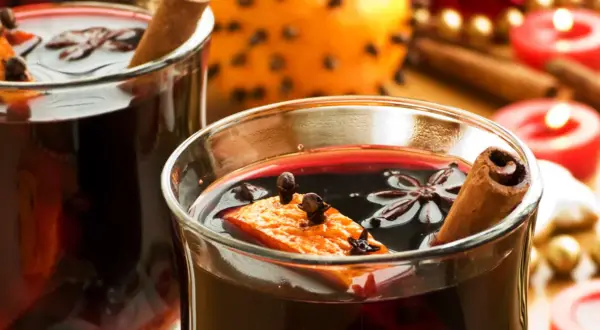 Ciepłe, aromatyczne wino grzane z pomarańczą, goździkami i cynamonem. Idealne na zimowe wieczory, choć warto pamiętać o jego kcal.