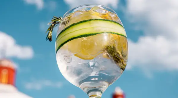 Orzeźwiający drink z cytryną, ogórkiem i rozmarynem. Idealny na lato, wypróbuj nasz przepis na limoncello spritz!