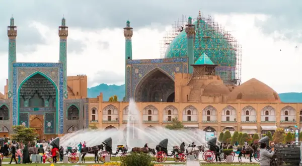 Iran co zobaczyć: Plac Imama w Isfahanie z meczetami, fontannami i dorożkami. Wspaniałe widoki!