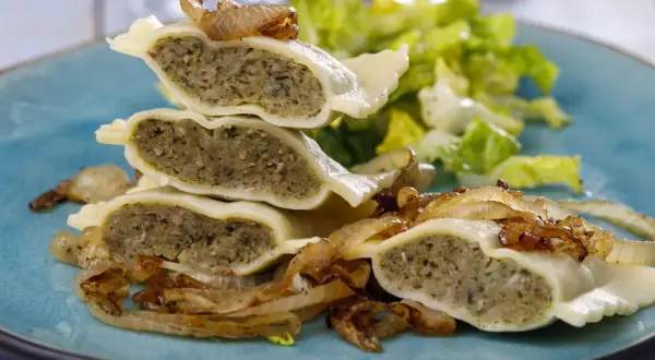 Gestapelte Maultaschen mit gebratenen Zwiebeln und Salat. Ein köstliches Maultaschen Rezept, das zum Genießen einlädt.