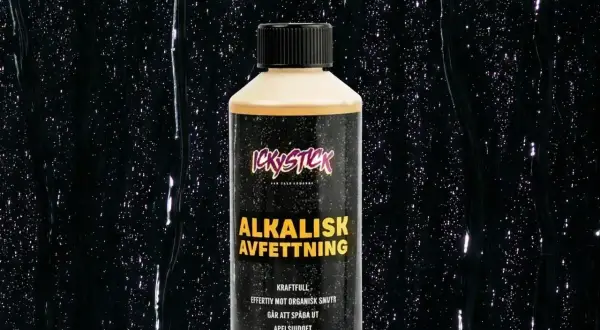 En flaska Ickystick Alkalisk Avfettning mot organisk smuts. Ett kraftfullt alternativ till kallavfettning.