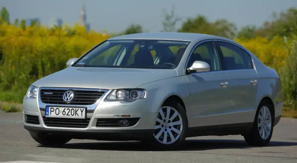 Srebrny Passat B6 z przodu, z widocznymi reflektorami. Zastanawiasz się, jakie żarówki passat b6 przód wybrać?