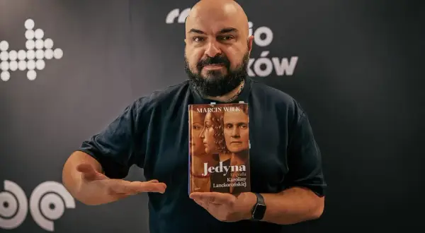 Marcin Wilk, jeden z znanych pisarzy, prezentuje swoją najnowszą biografię "Jedyna".