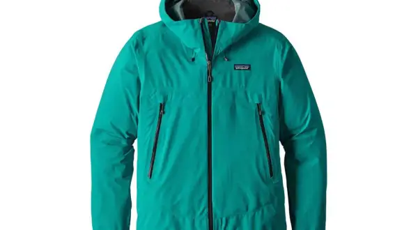Türkisgrüne Patagonia Jacke, ein Symbol für Nachhaltigkeit und Abenteuer.