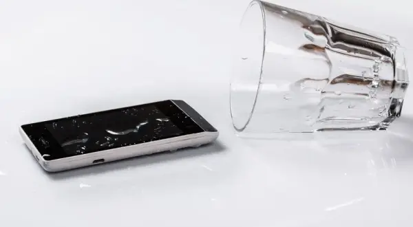 Skuteczne sposoby jak naprawić zalany głośnik w telefonie: poradnik krok po kroku
