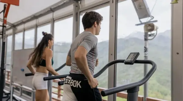 Cardio na bieżni: Jak spalać kalorie i poprawić kondycję?