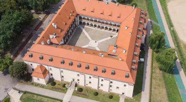 Zamek Królewski w Niepołomicach, z jego dziedzińcem i arkadowymi krużgankami, to jedna z głównych atrakcji regionu.
