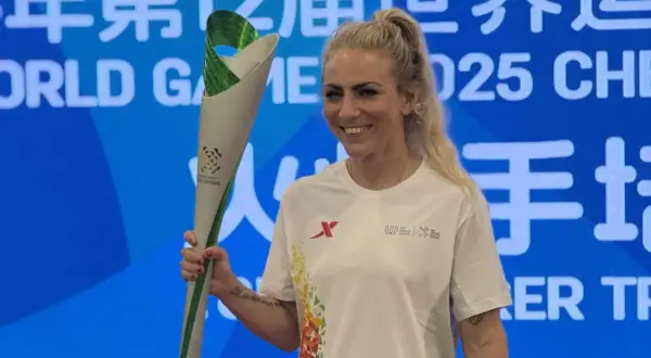 Sofia Olofsson håller facklan för World Games 2025 i Chengdu.