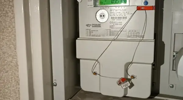 Cyfrowy licznik prądu APATOR OTUS 3 w bloku, pokazuje zużycie 095.720 kWh.
