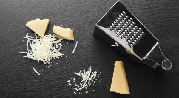 Jaki ser zamiast parmezanu? Odkryj tanie i smaczne alternatywy!
