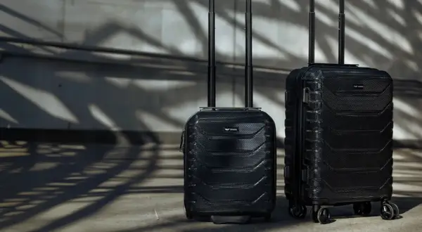 Dwie czarne walizki kabinowe, idealne na podróż samolotem Ryanair. Lekkie i stylowe, gotowe na przygodę.