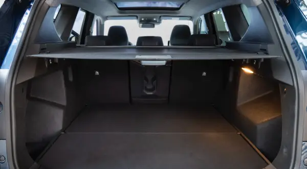 Bagagliaio aperto della Dacia Bigster, con sedili posteriori abbassati. Le dimensioni generose promettono spazio per ogni avventura.