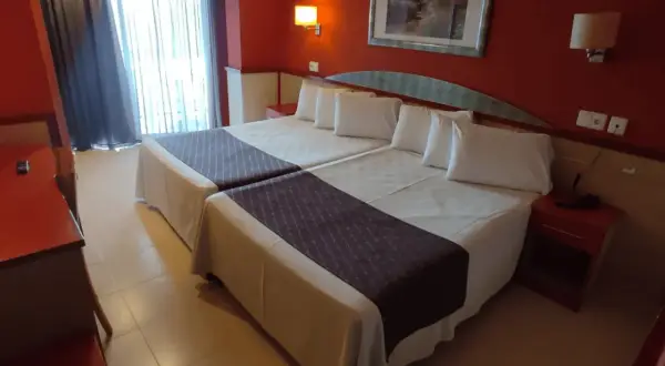 Jak zostawić pokój w hotelu i uniknąć kłopotów przy wymeldowaniu