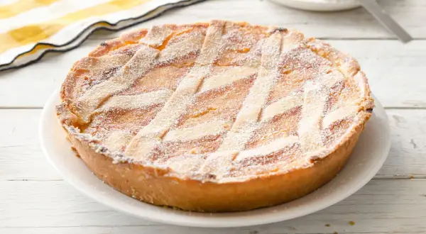 Pastiera napoletana ricetta originale, dolce tradizionale napoletano con decorazione a griglia e zucchero a velo.
