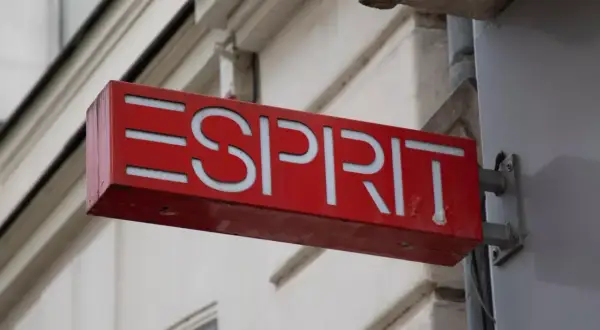 Czerwony szyld z białym napisem ESPRIT, wiszący na budynku.