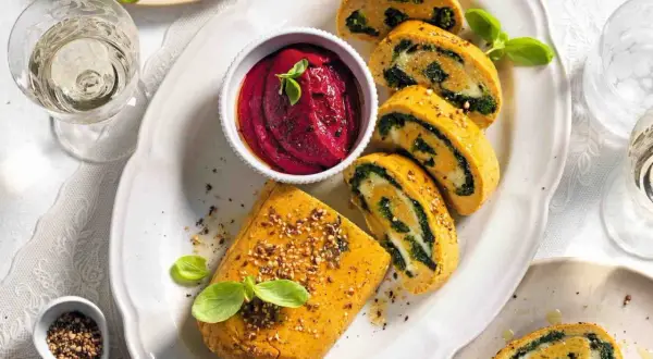 Rotolo di legumi con spinaci e salsa di barbabietola, un'idea gustosa per le tue ricette con legumi.