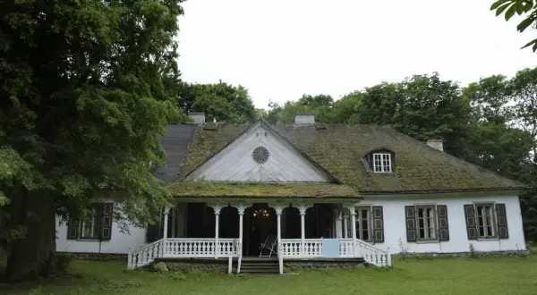 Skansen w Suchej: Fascynująca historia i atrakcje, które musisz poznać