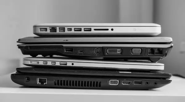 Stos starych laptopów, każdy z różnymi portami. Zastanawiasz się, co zrobić ze starym laptopem?