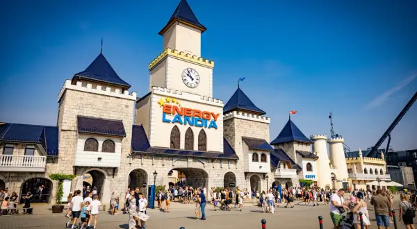 Jakie biuro podróży z dzieckiem oferuje najlepsze zniżki i atrakcje?