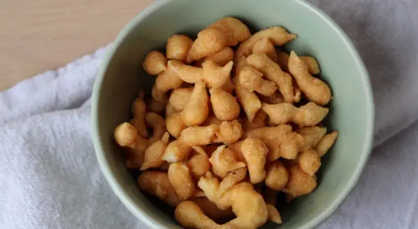 Schüssel mit knusprigen Backerbsen. Was kann man mit Backerbsen machen? Perfekt als Snack oder als Suppeneinlage!