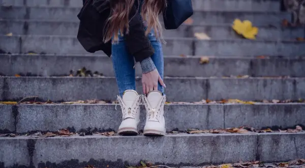 Beżowe buty: Jak nosić je stylowo? Poradnik i gotowe zestawy