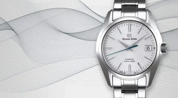 Reloj Grand Seiko automático Hi-Beat 36000, con su precisa frecuencia de reloj, sobre un fondo abstracto de líneas onduladas.