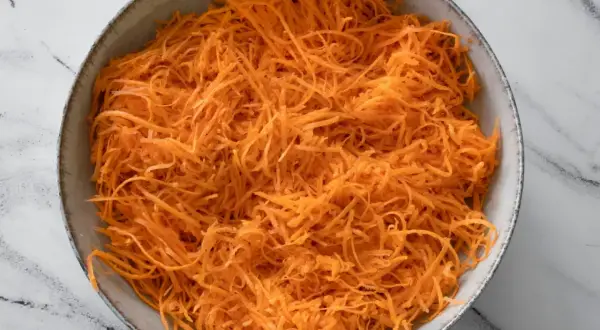 Miseczka tartej marchewki, idealna jako marchewka na słodko do obiadu.