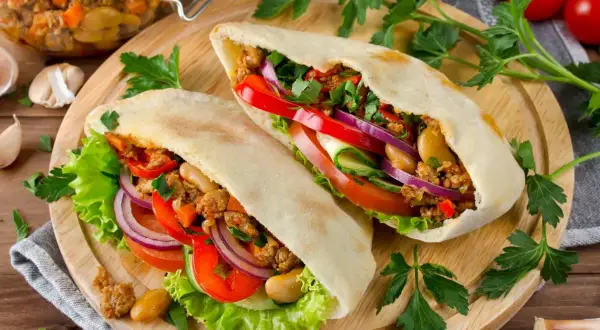 Dwa pyszne pity z mielonym mięsem, świeżymi warzywami i fasolą. Idealny kebab na szybki lunch.