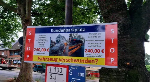 Schild informiert über Abschleppkosten: 240€ für Falschparker. Leerfahrt kostet die Hälfte. Abschleppdienst Widliczek GmbH.