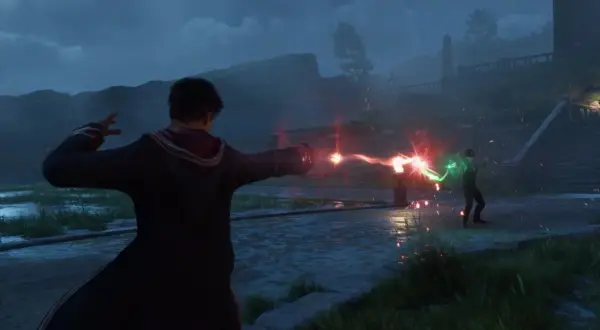 Magiczna bitwa w mrocznej scenerii, jak z **Hogwarts Legacy DLC**. Dwóch czarodziejów rzuca zaklęcia, czerwone i zielone błyskawice przecinają noc.