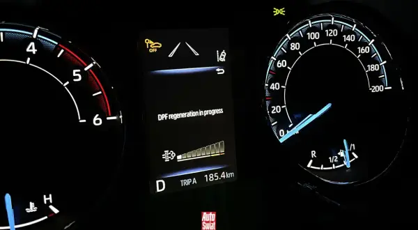 Na desce rozdzielczej świeci się kontrolka "DPF regeneration in progress", informując o trwającym wypalaniu DPF.